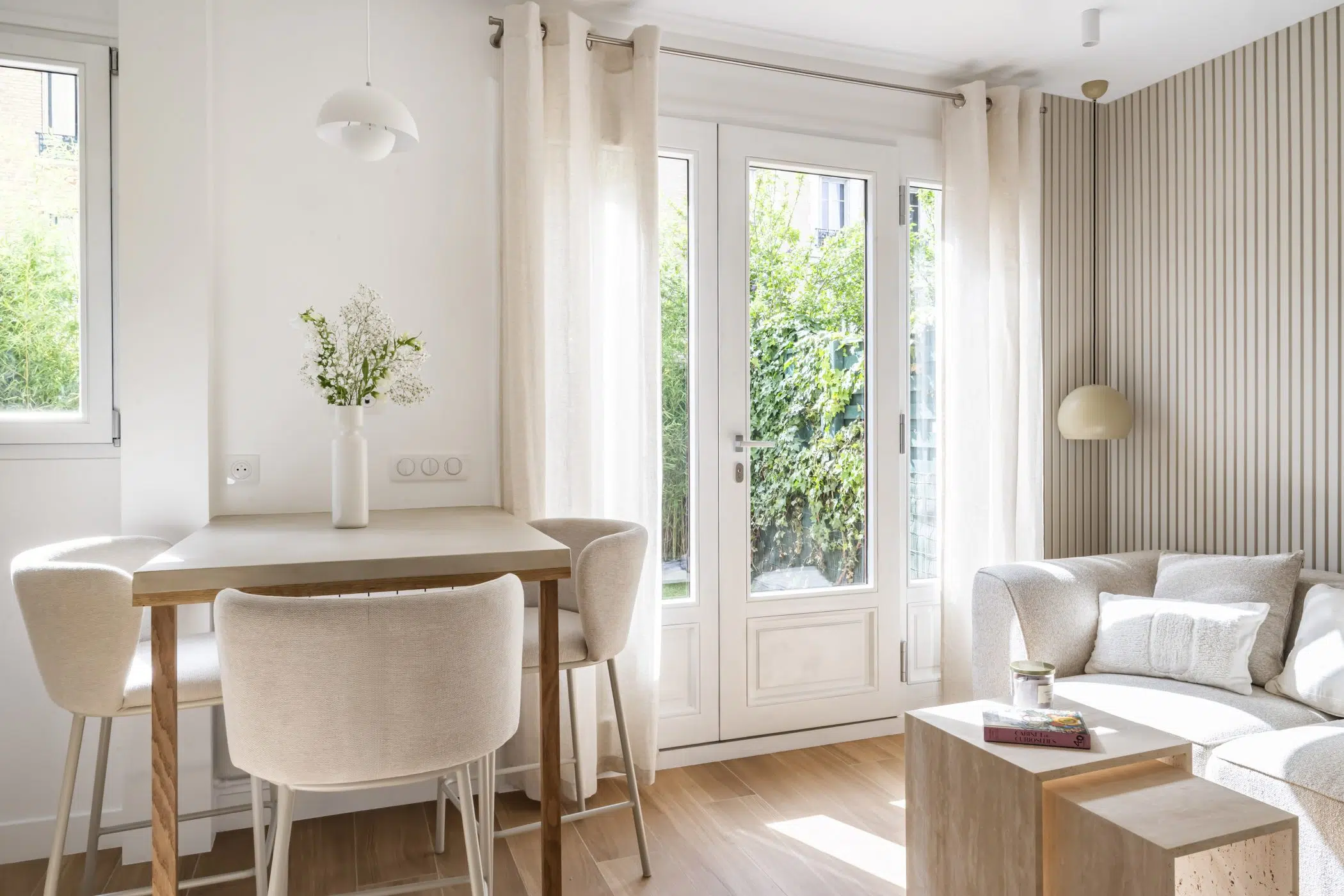 salon rénovation appartement 28m2 avec jardin près de Paris décoration contemporaine beige Photo : © Julien Pépy
