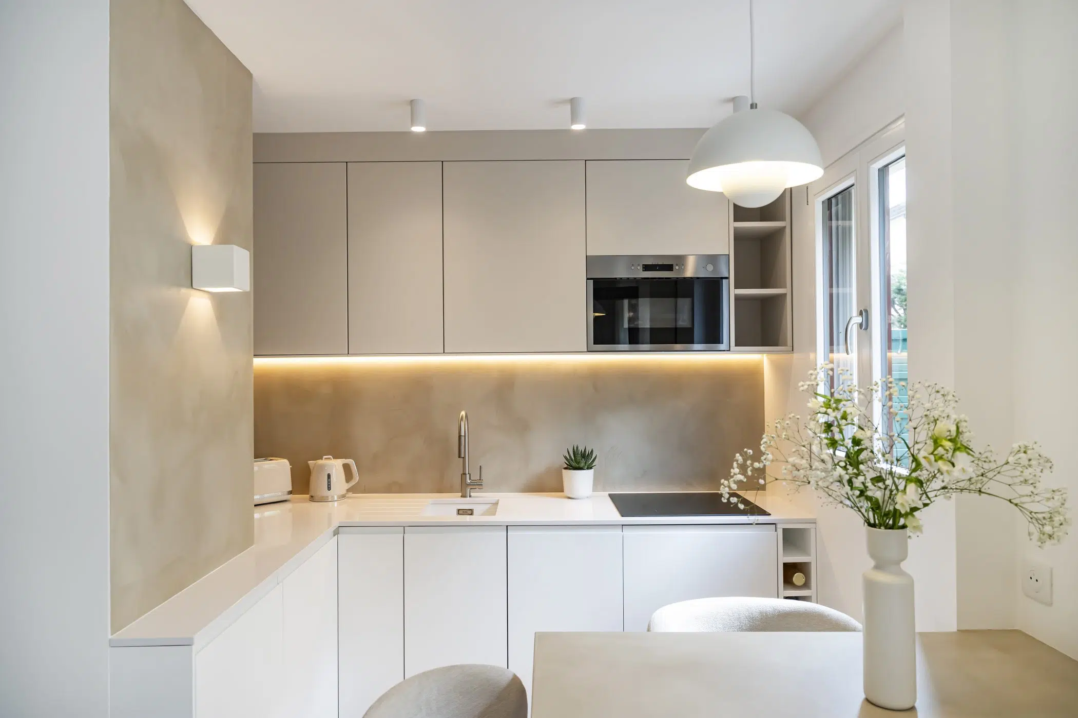 cuisine et salle à manger rénovation appartement 28m2 avec jardin près de Paris décoration contemporaine beige Photo : © Julien Pépy