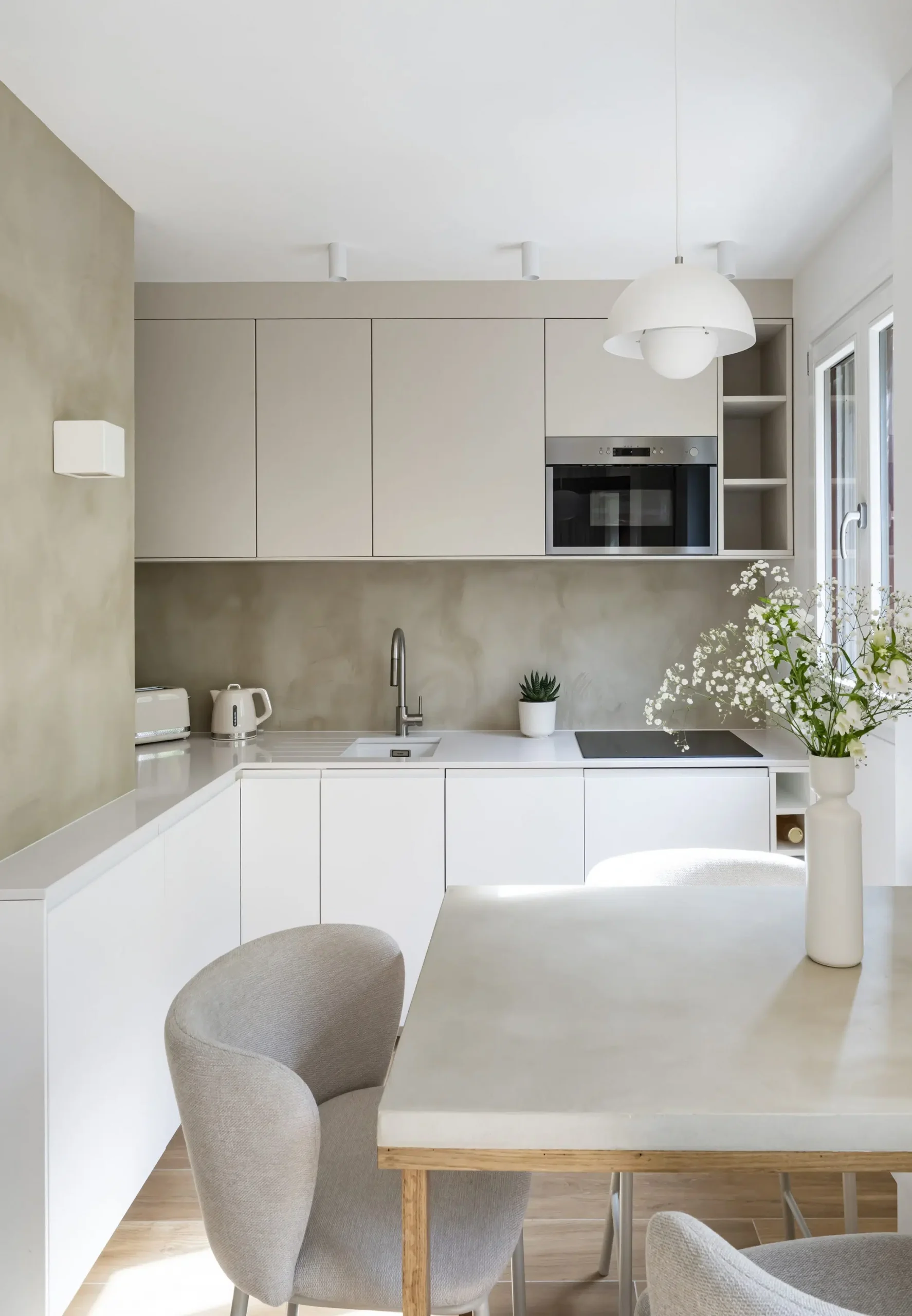 cuisine et salle à manger rénovation appartement 28m2 avec jardin près de Paris décoration contemporaine beige Photo : © Julien Pépy