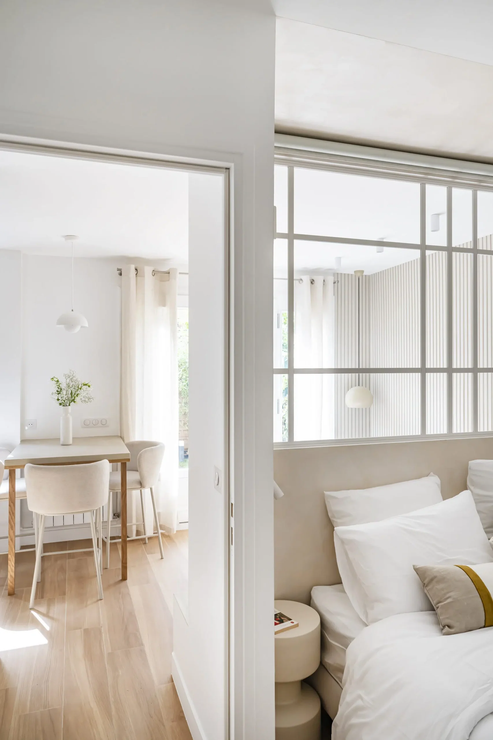 salon et chambre rénovation appartement 28m2 avec jardin près de Paris décoration contemporaine beige Photo : © Julien Pépy