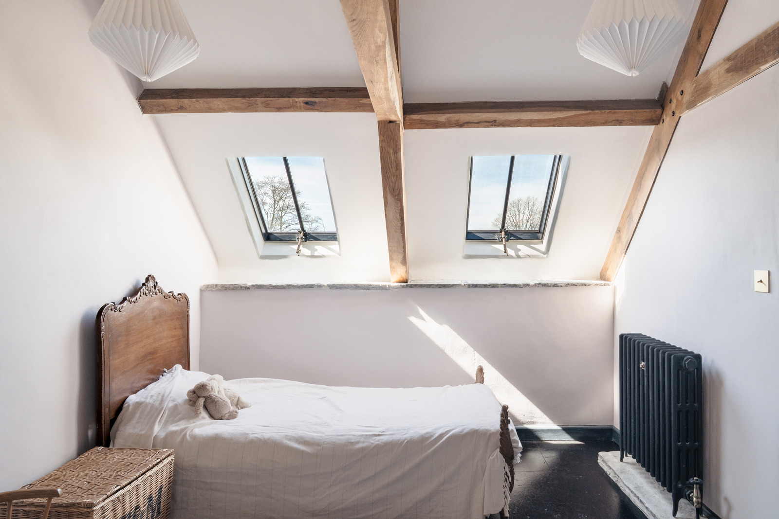 chambre mansardée avec poutres décoration rustique chic maison galloise en pierre du 17e siècle rénovée