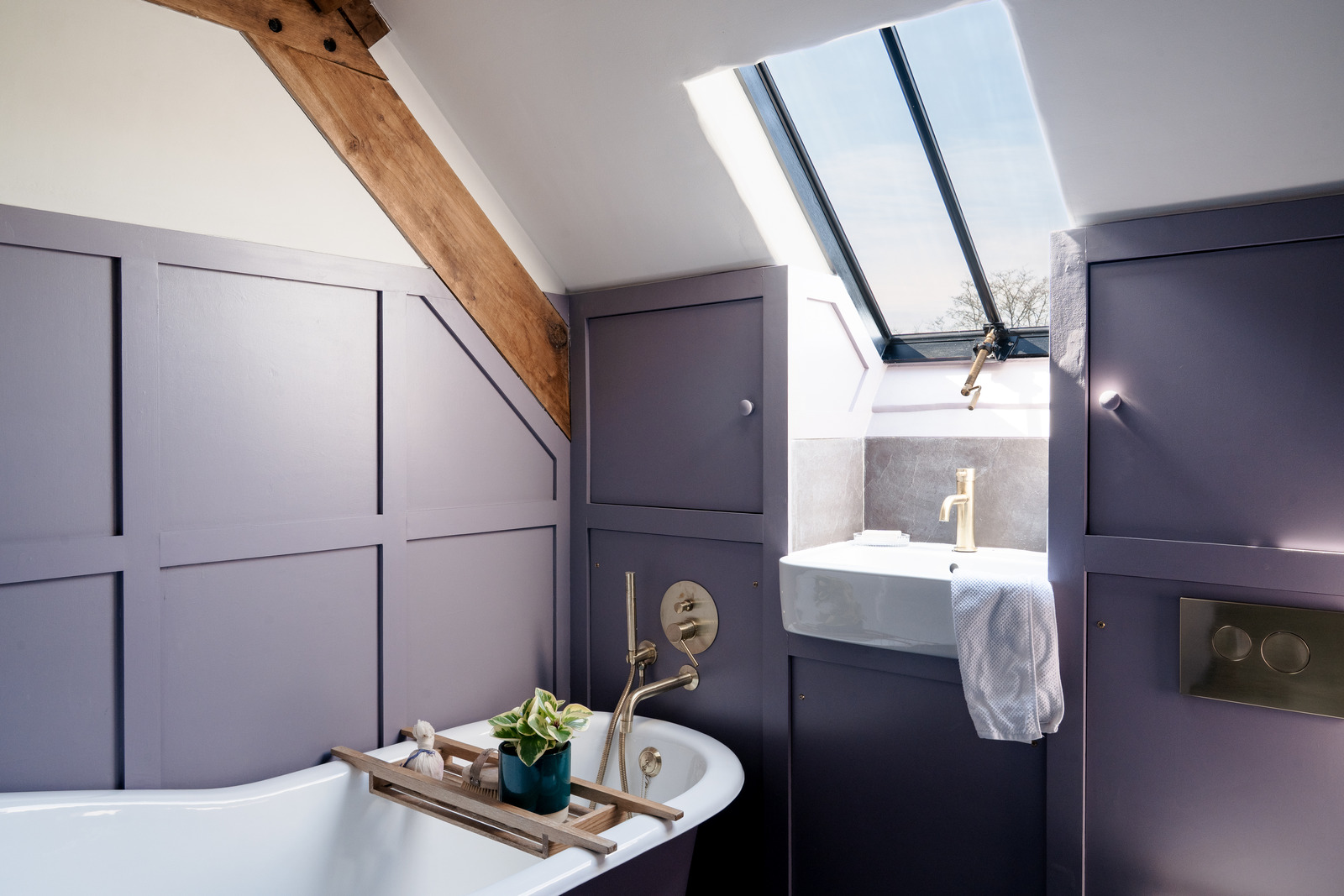 salle de bain violette mansardée avec poutres décoration rustique chic maison galloise en pierre du 17e siècle rénovée