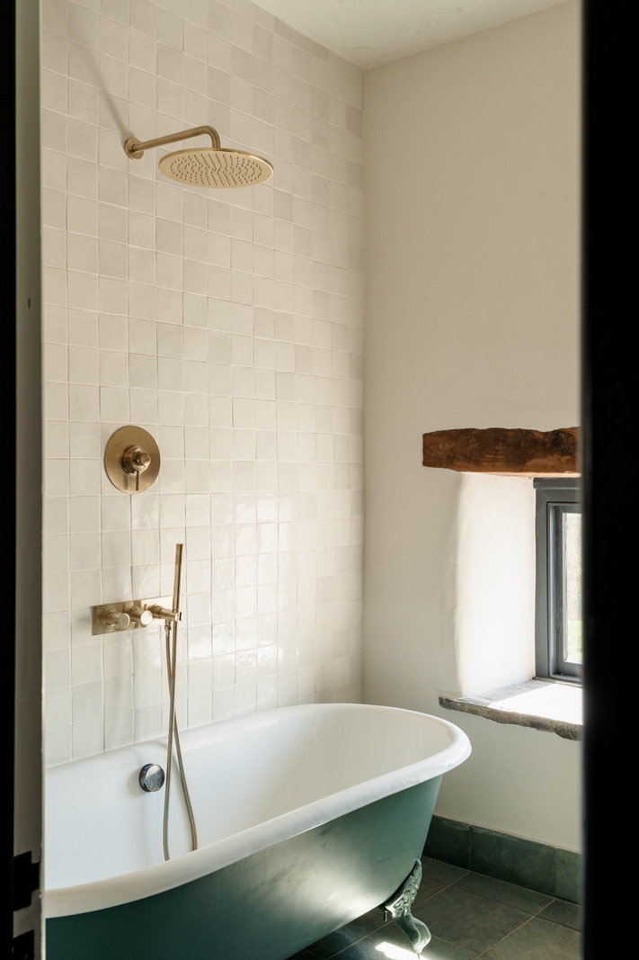 salle de bain baignoire sur pieds vertes zelliges blanches décoration rustique chic maison galloise en pierre du 17e siècle rénovée