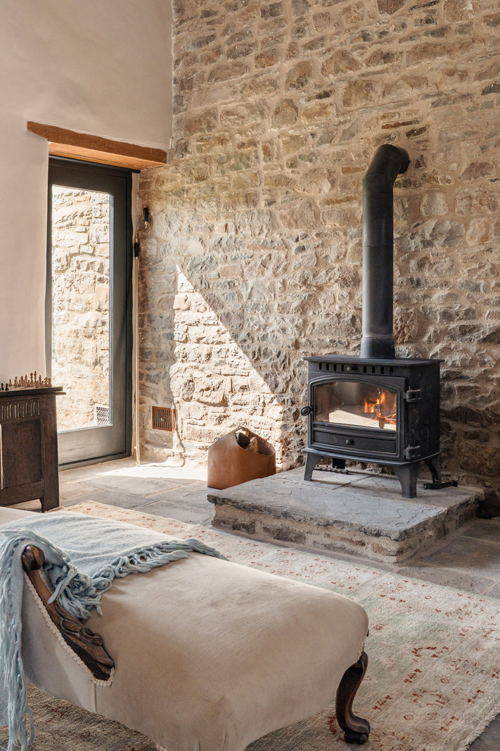 salon avec poêle décoration rustique chic maison galloise en pierre du 17e siècle rénovée