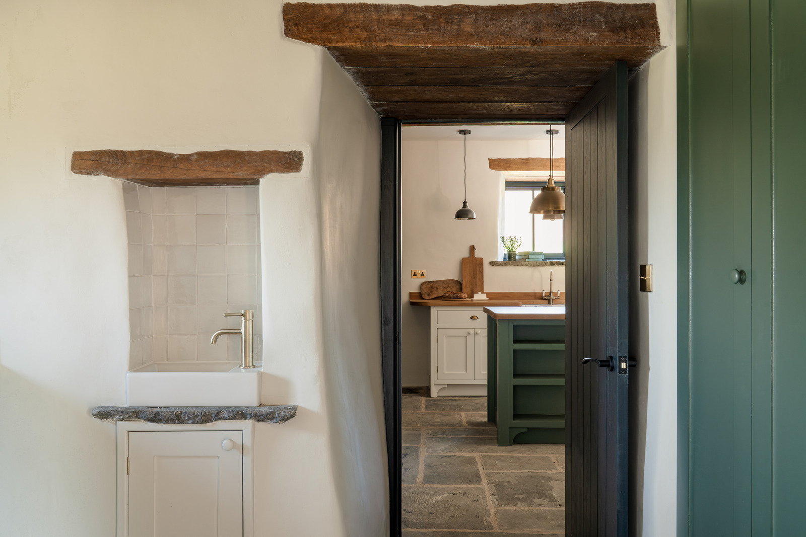 cuisine verte avec poutres décoration rustique chic maison galloise en pierre du 17e siècle rénovée