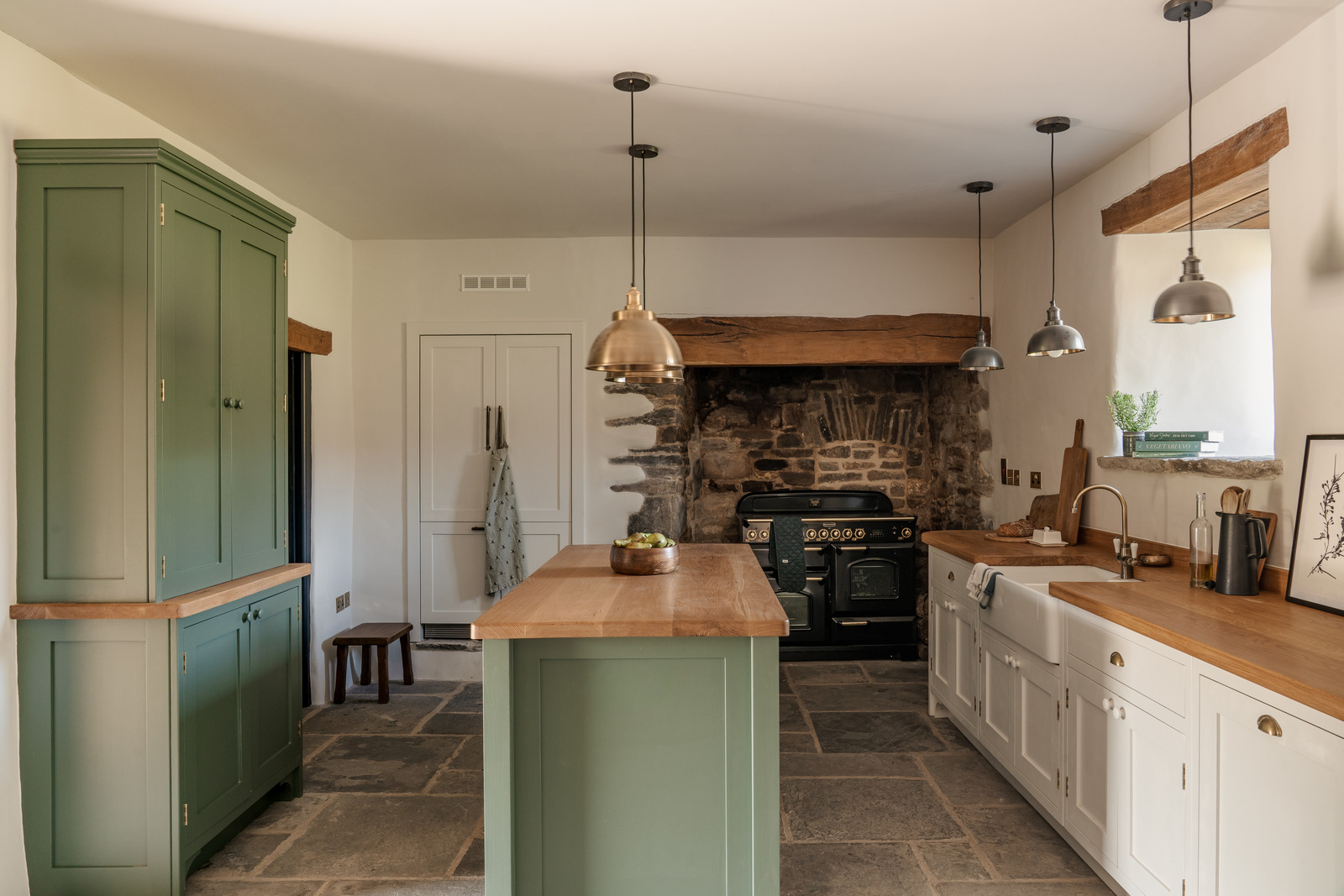 cuisine verte avec poutres décoration rustique chic maison galloise en pierre du 17e siècle rénovée