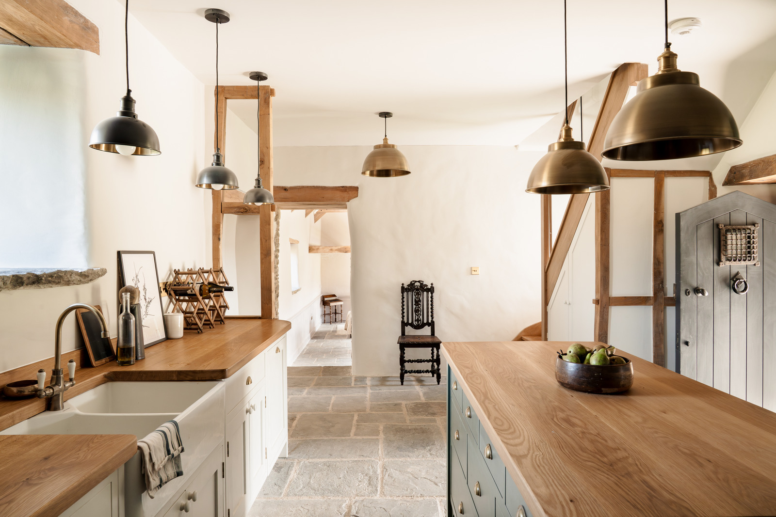 cuisine verte avec poutres décoration rustique chic maison galloise en pierre du 17e siècle rénovée