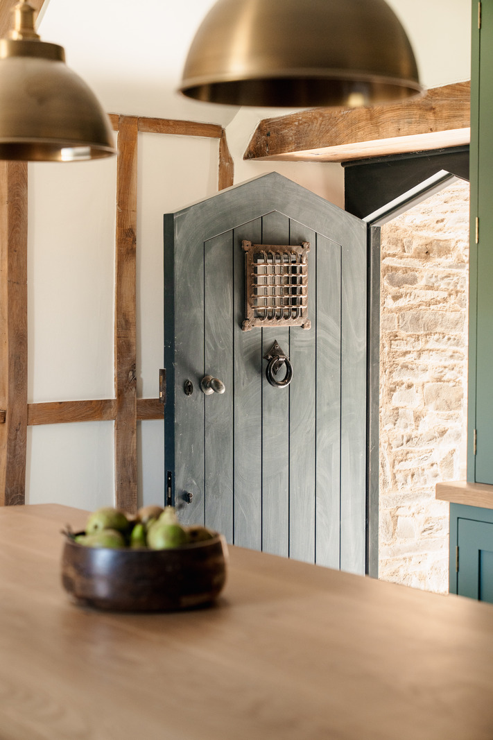 cuisine verte avec poutres décoration rustique chic maison galloise en pierre du 17e siècle rénovée