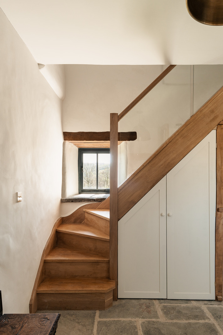 escalier bois maison galloise en pierre du 17e siècle rénovée