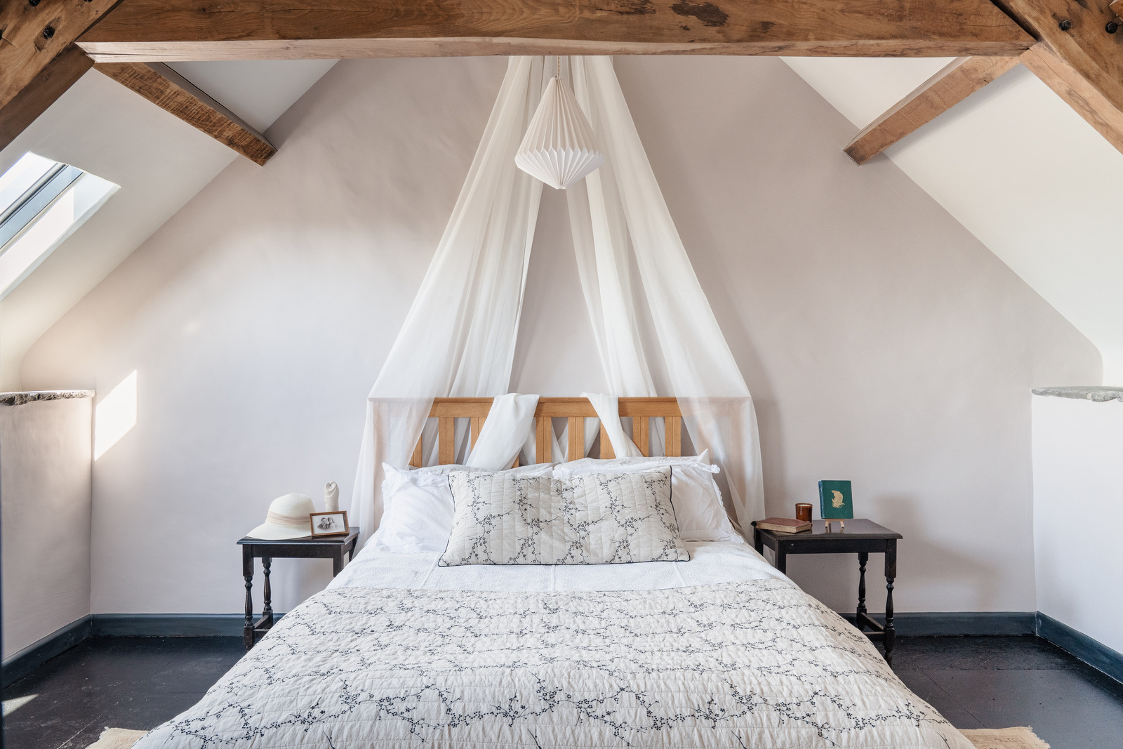 chambre mansardée avec poutres décoration rustique chic maison galloise en pierre du 17e siècle rénovée