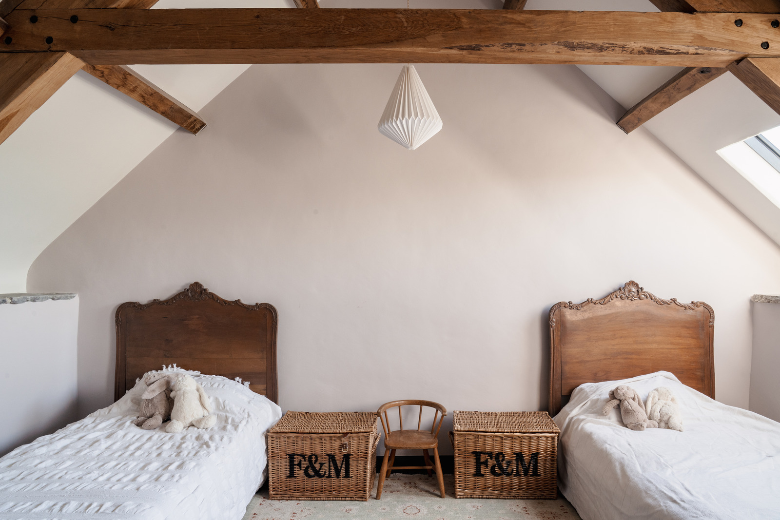 chambre mansardée avec poutres décoration rustique chic maison galloise en pierre du 17e siècle rénovée