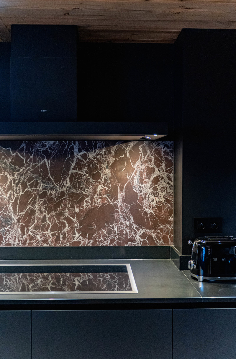 cuisine crédence marbre rouge chalet J Méribel décoration contemporaine