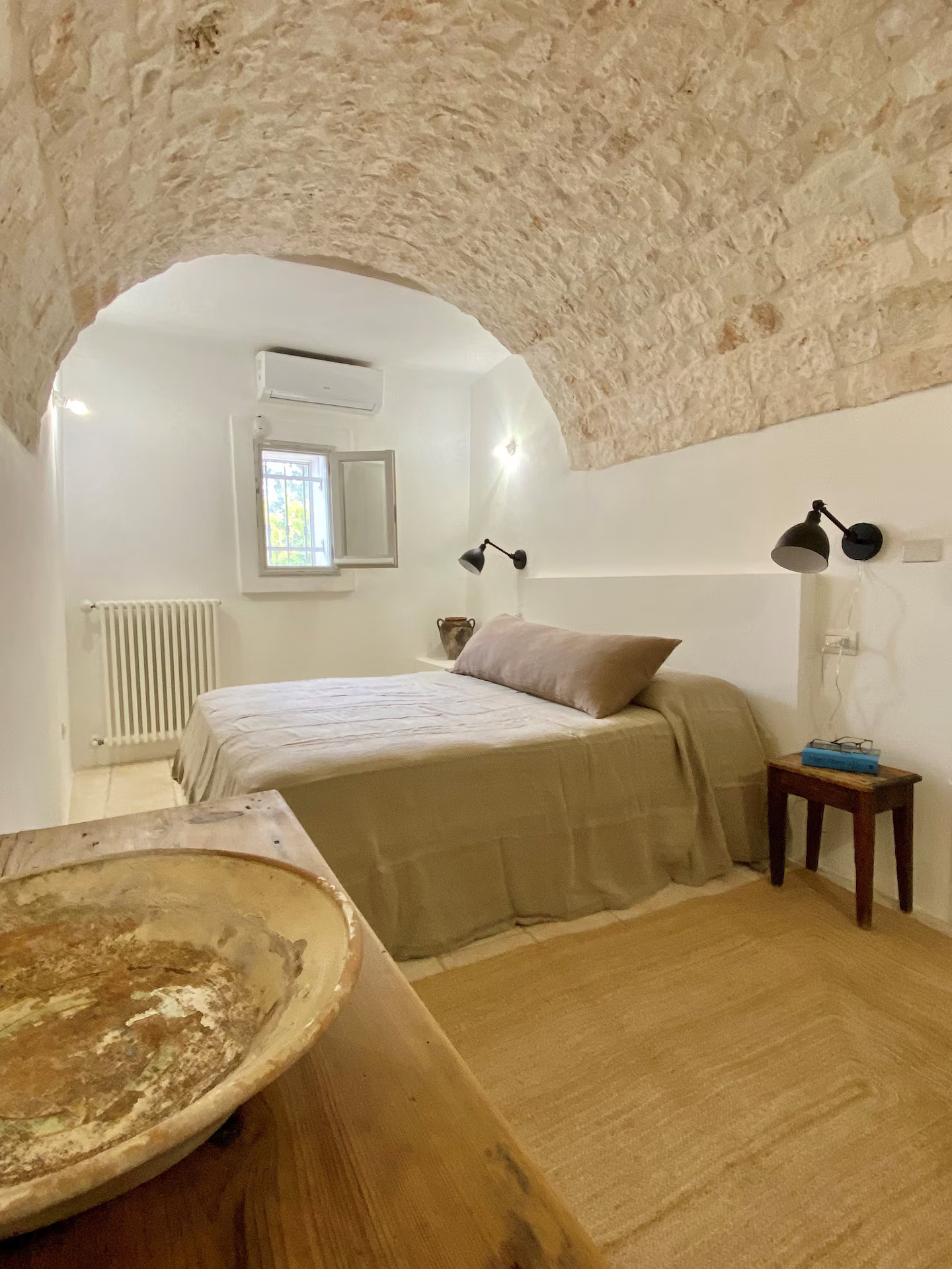 chambre plafond voûté trullo des Pouilles rénové décoration rustique chic Trullo Falco
