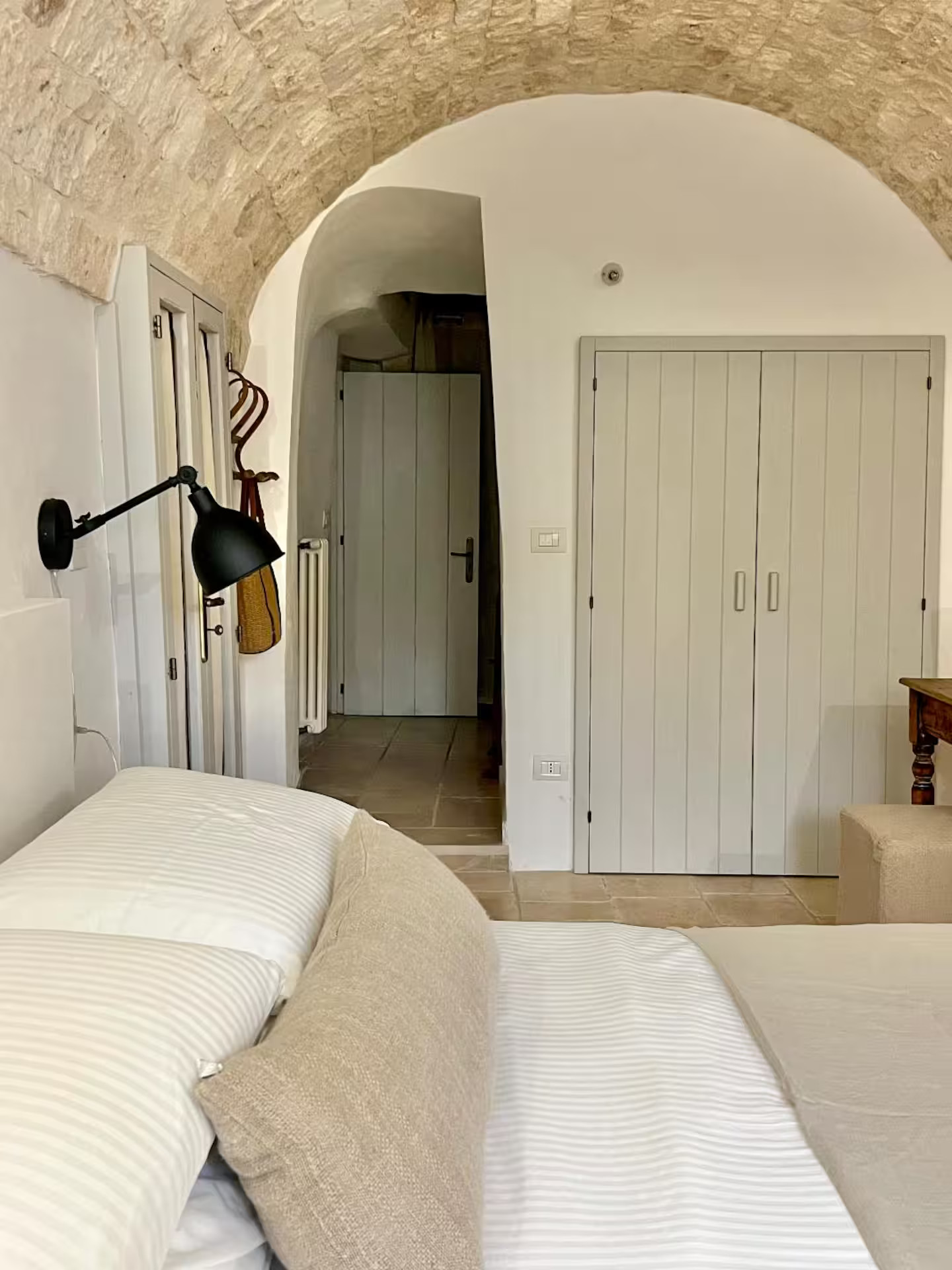 chambre plafond voûté trullo des Pouilles rénové décoration rustique chic Trullo Falco