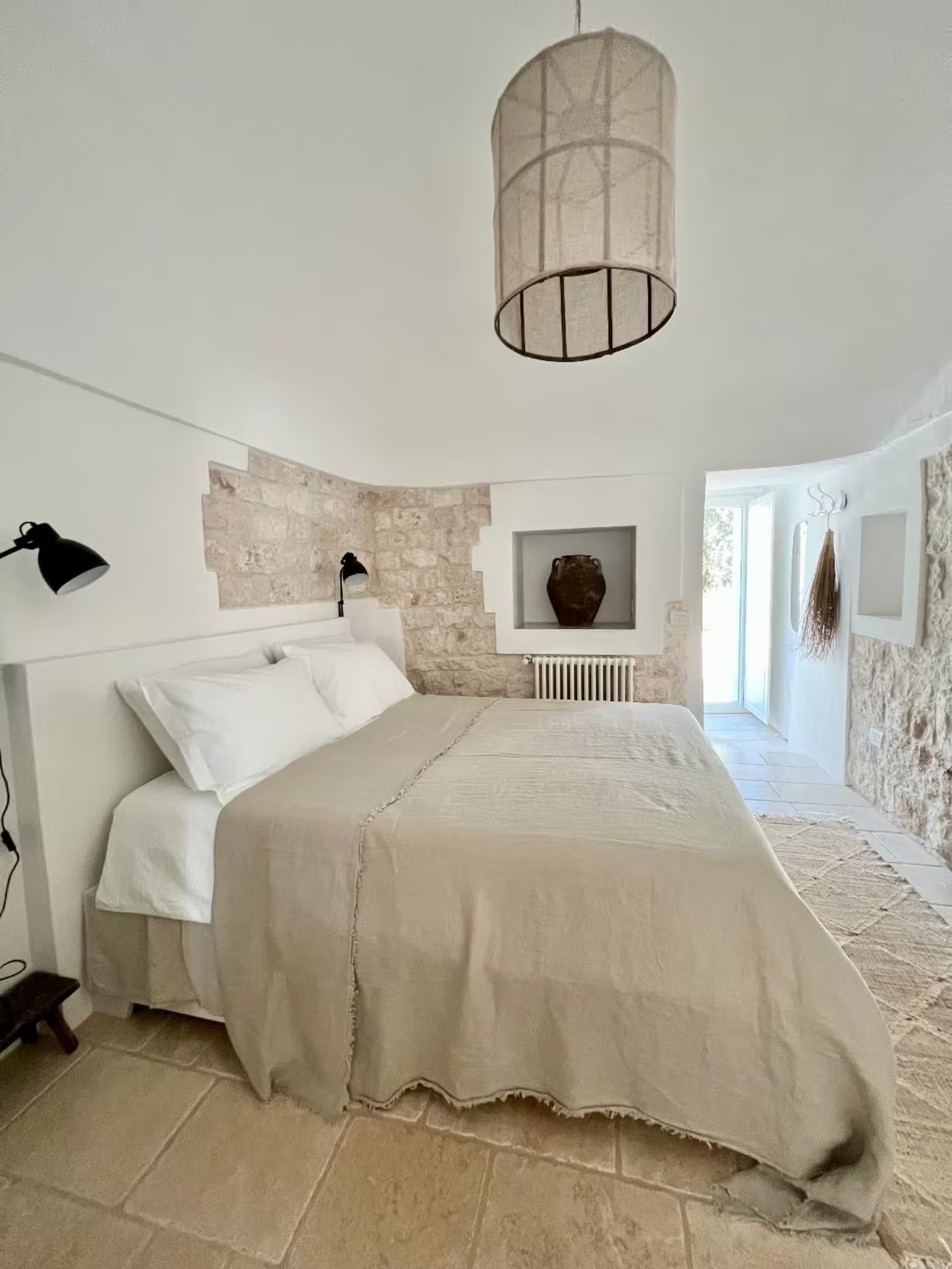 chambre mur de pierre trullo des Pouilles rénové décoration rustique chic Trullo Falco