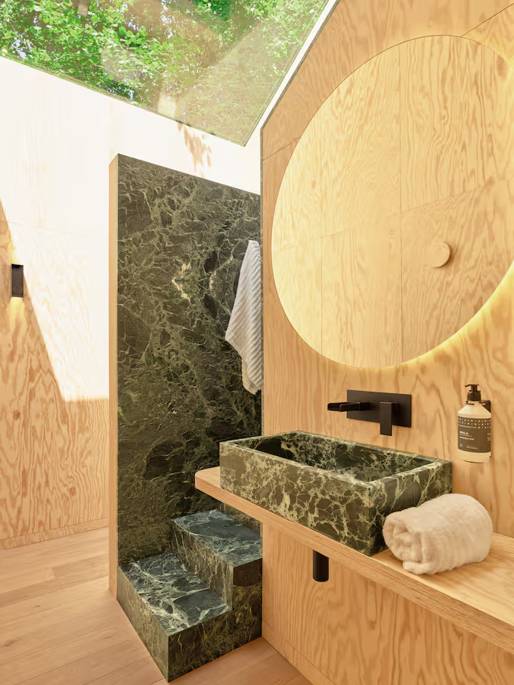 bathroom treehouse Hutstuf The Beaver in the Belgian Ardennes