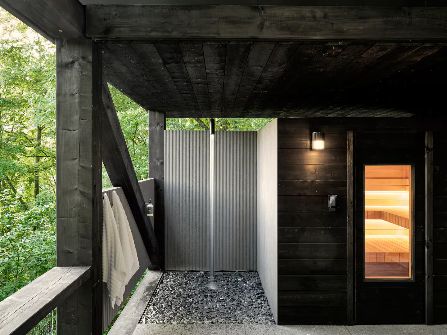 outdoor shower and sauna black cabin Hutstuf The Beaver