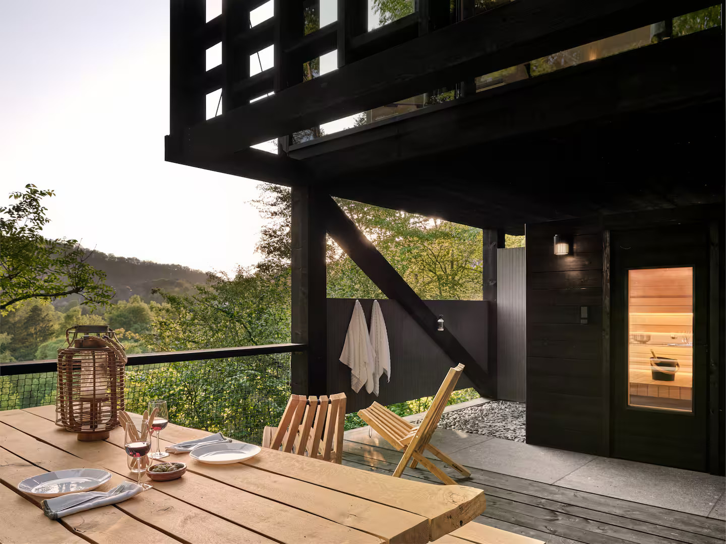 terrace black cabin Hutstuf The Beaver