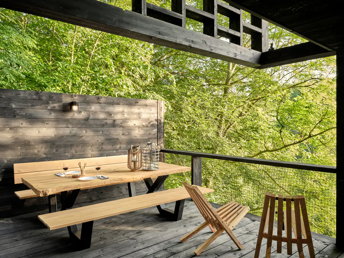 terrace black cabin Hutstuf The Beaver
