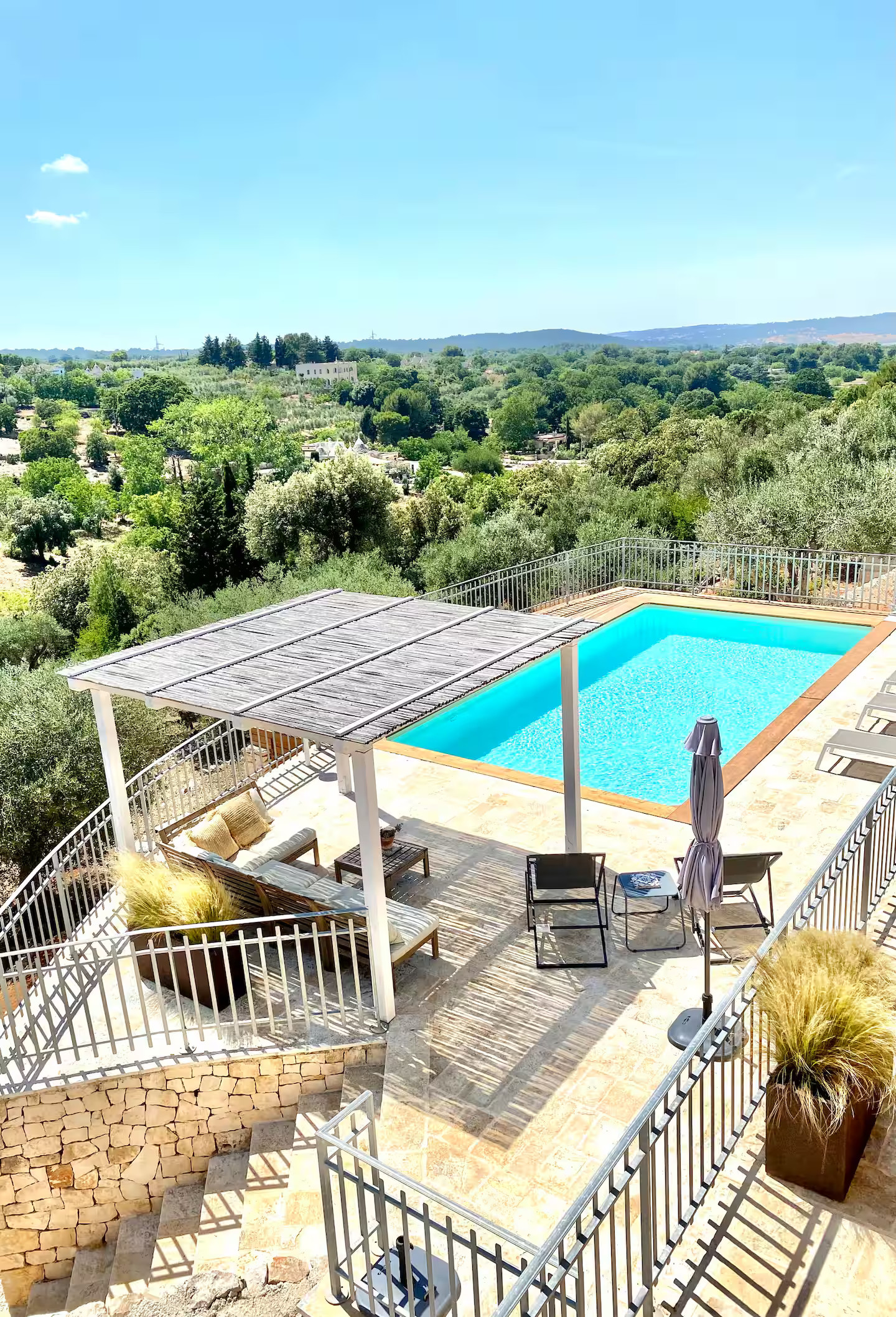piscine avec terrasse et pergola trullo des Pouilles rénové Trullo Falco