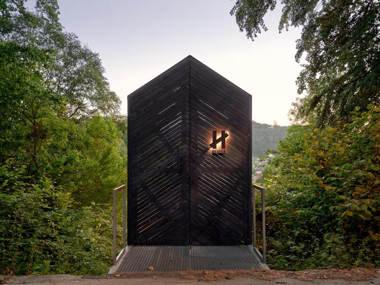 black cabin Hutstuf The Beaver
