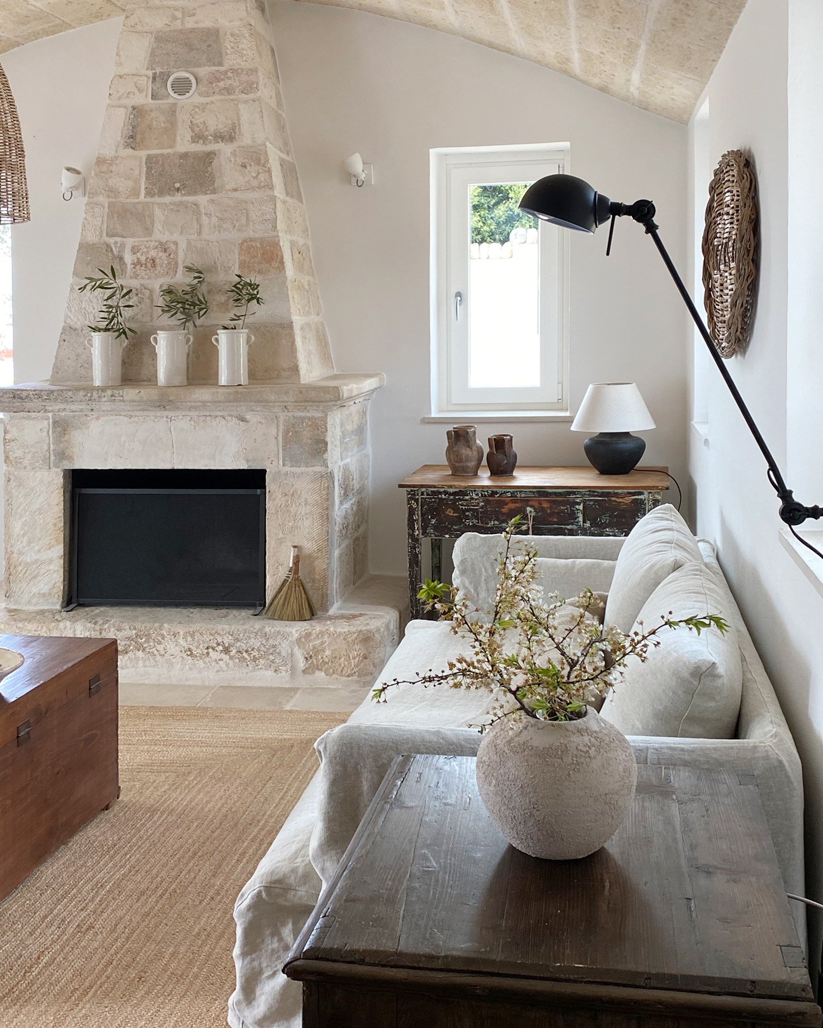salon plafond voûté avec cheminée en pierre trullo des Pouilles rénové décoration rustique chic Trullo Falco