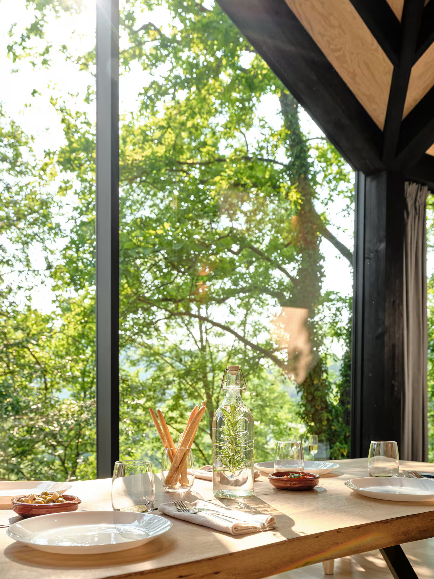 salle à manger avec baie vitrée cabane en bois contemporaine dans la forêt des Ardennes Eagle par Hutstuf salle à manger avec baie vitrée cabane en bois contemporaine dans la forêt des Ardennes Eagle par Hutstuf