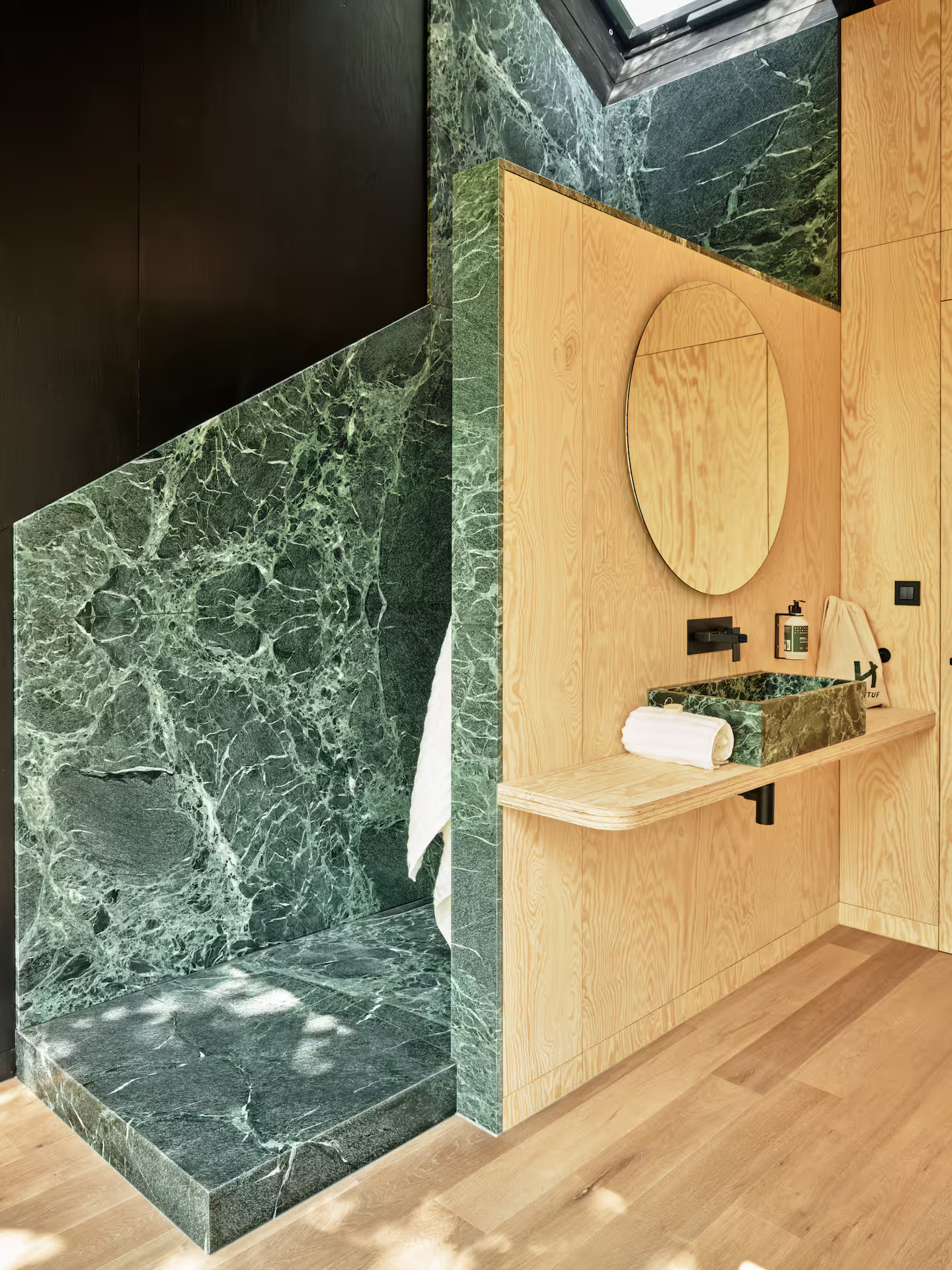 salle de bain marbre vert maison Eagle par Hutstuf salle de bain marbre vert maison Eagle par Hutstuf