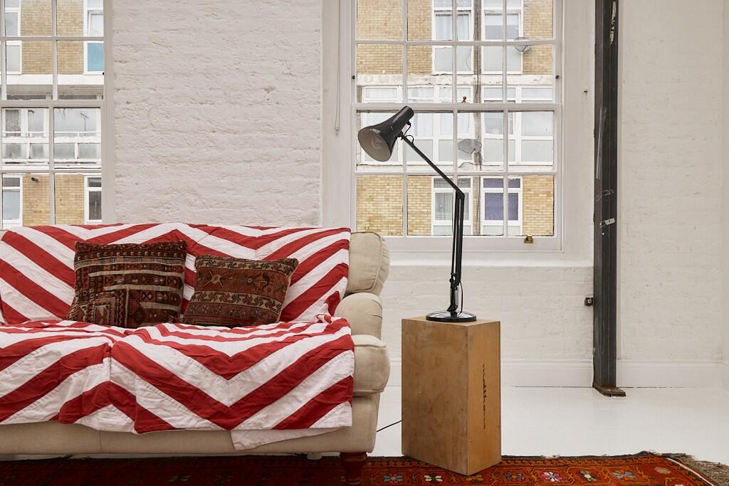 salon appartement loft avec verrières décoration contemporaine et industrielle