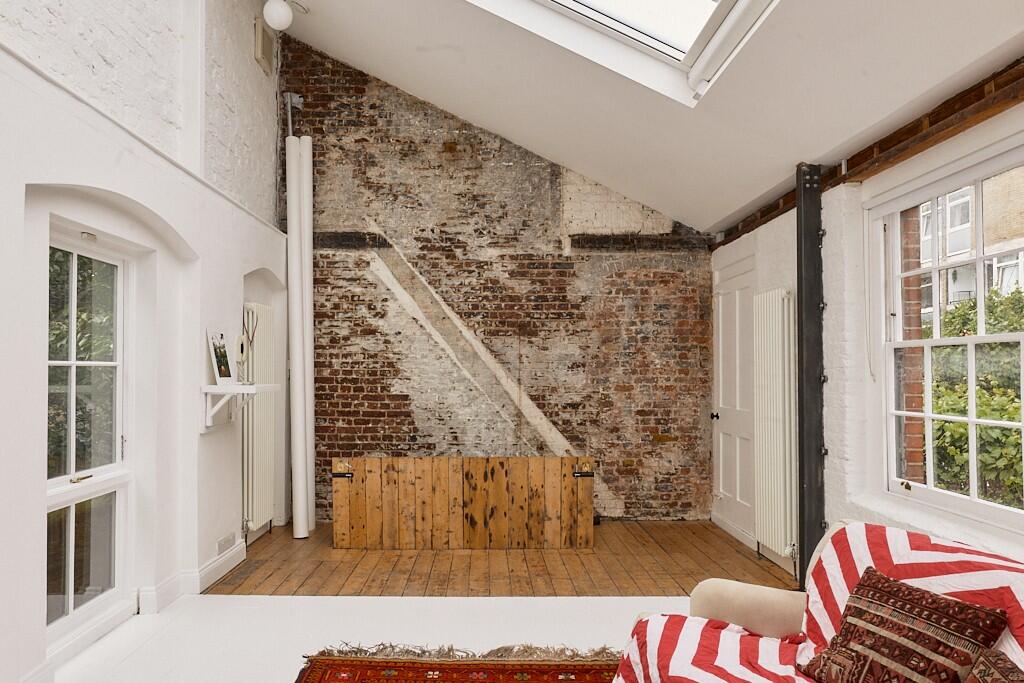 salon murs de briques patinées appartement loft avec verrières décoration contemporaine et industrielle