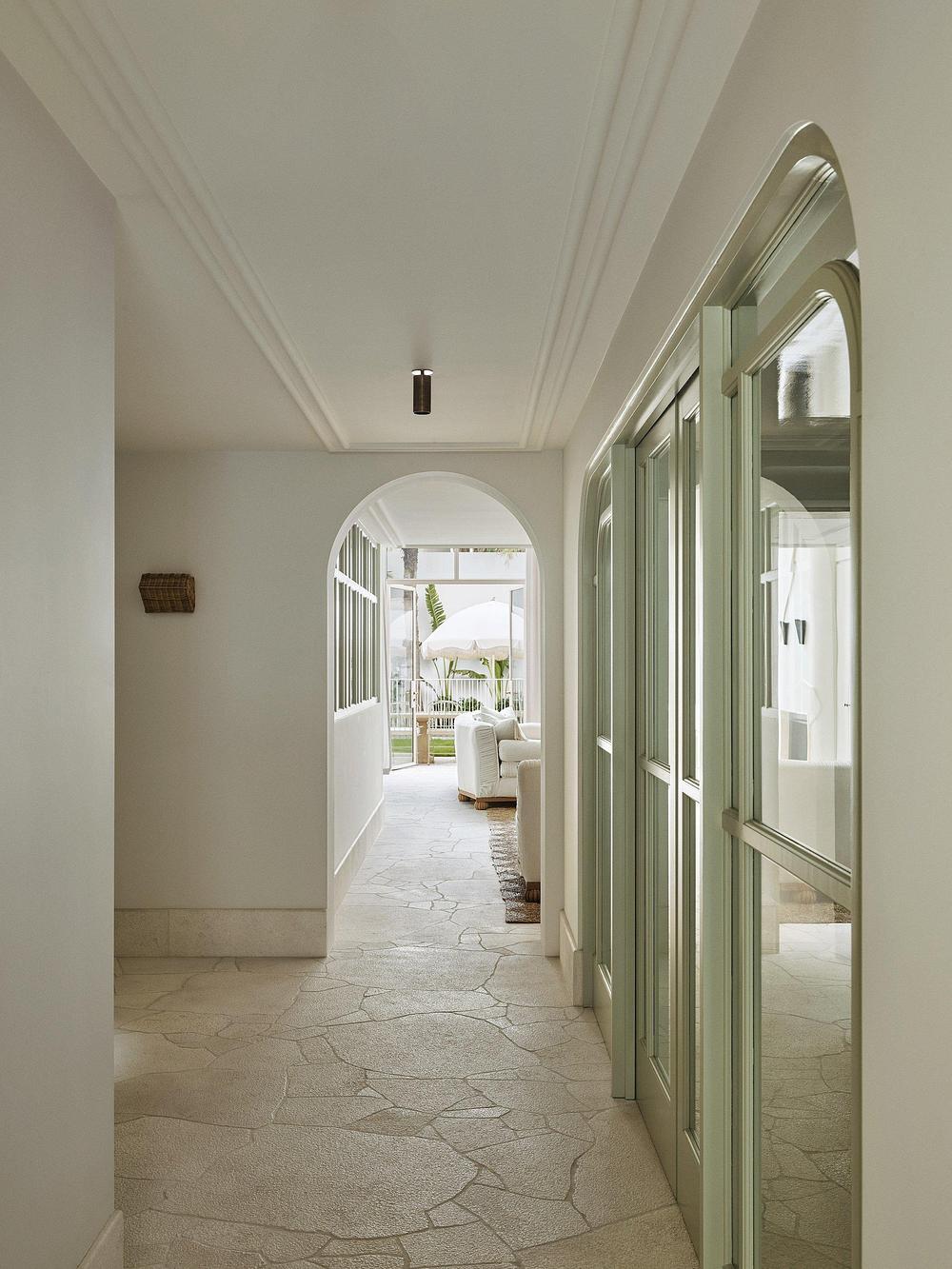 couloir sol pierre décoration contemporaine maison australienne Ramsgate House Bondi Beach couloir sol pierre décoration contemporaine maison australienne Ramsgate House Bondi Beach