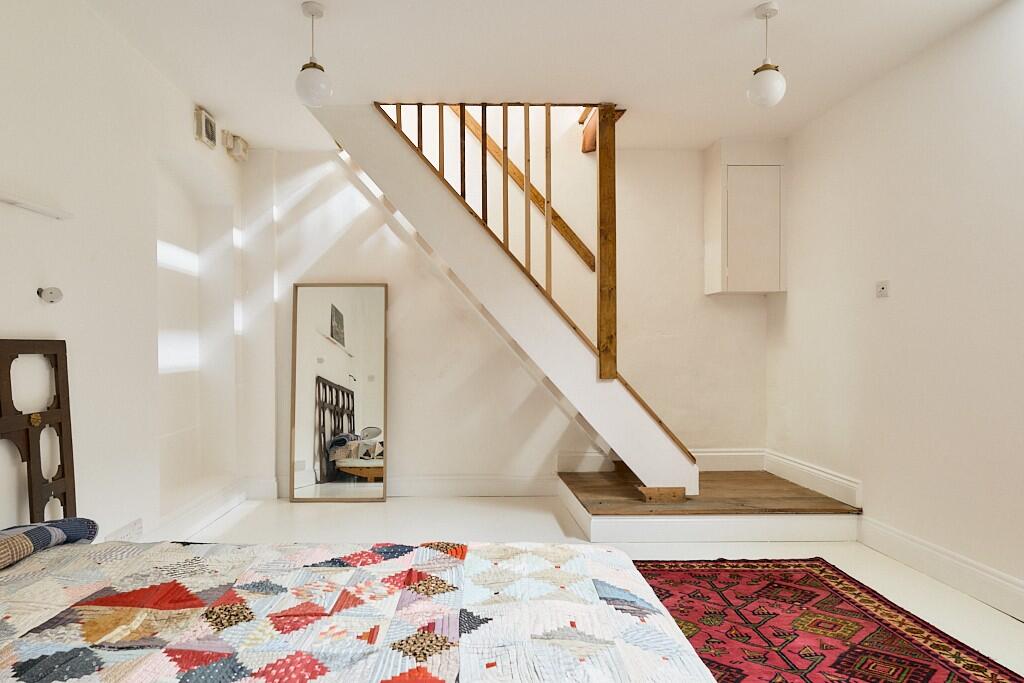 chambre ancien appartement loft avec verrières du photographe de mode Tim Walker à Londres décoration contemporaine et industrielle 