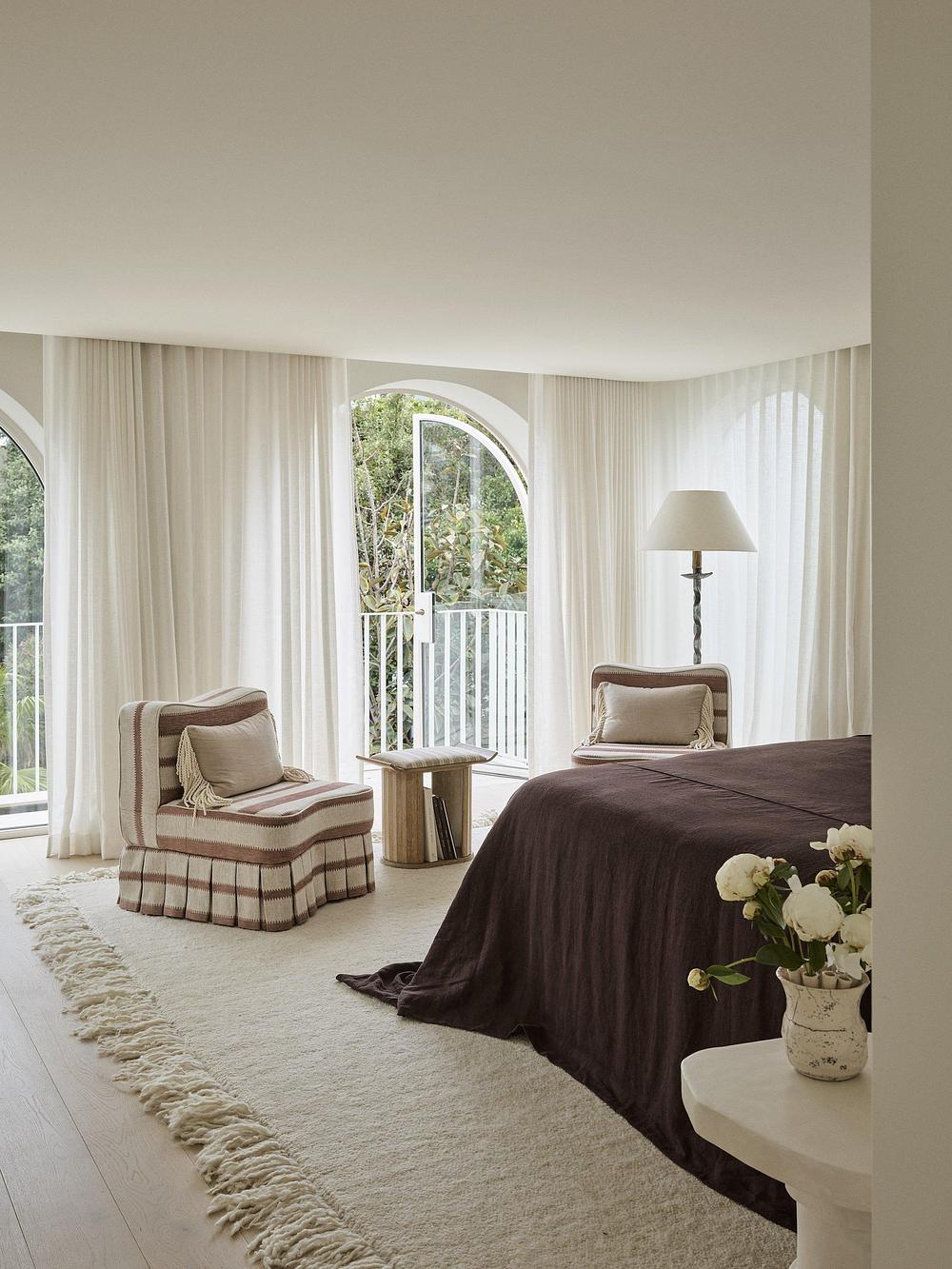chambre avec fenêtres cintrées décoration contemporaine maison australienne Ramsgate House Bondi Beach chambre avec fenêtres cintrées décoration contemporaine maison australienne Ramsgate House Bondi Beach