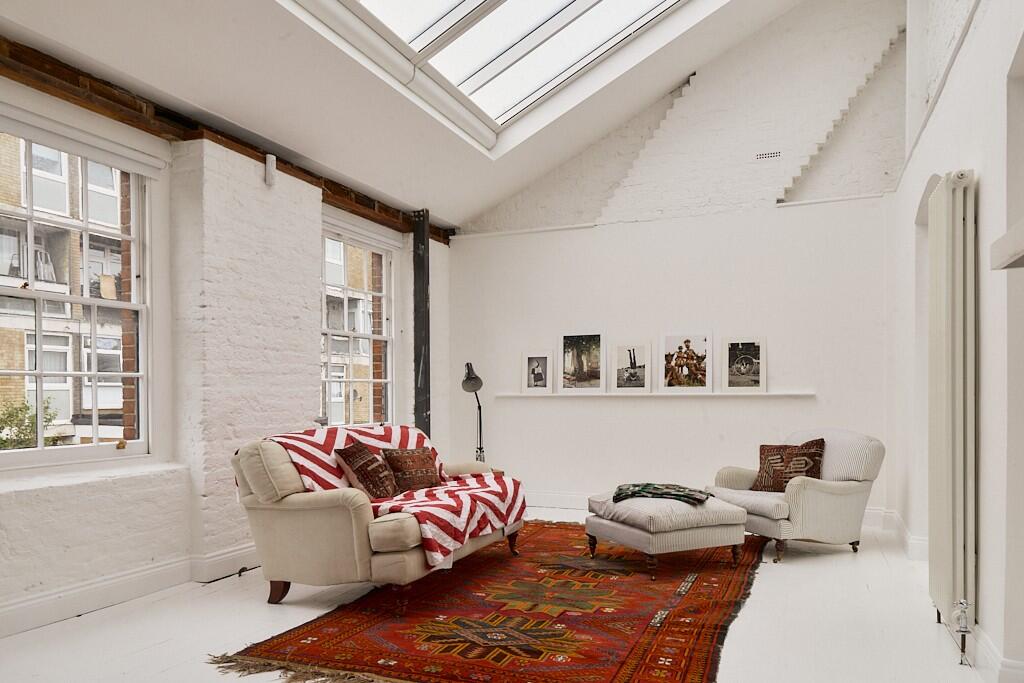 salon appartement loft avec verrières décoration contemporaine et industrielle