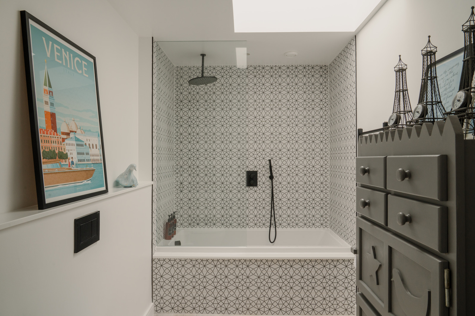 salle de bain noire et blanche