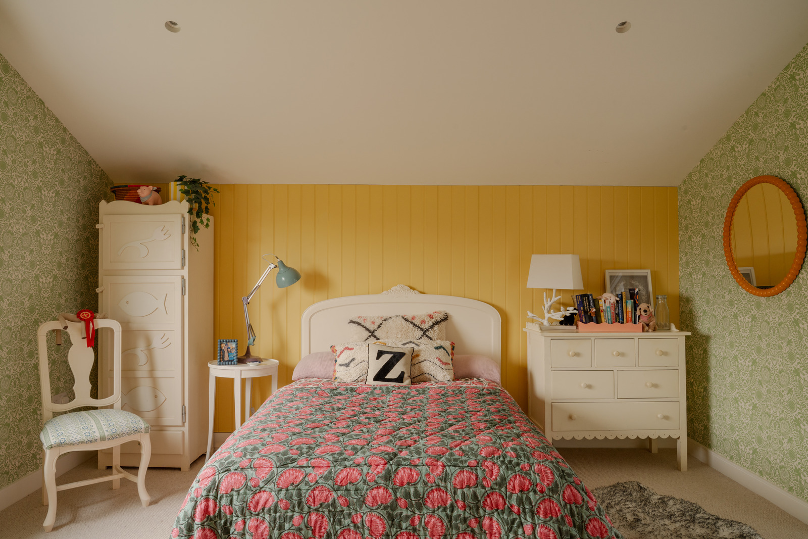 chambre décoration rustique chic papier-peint floral vert et mur jaune