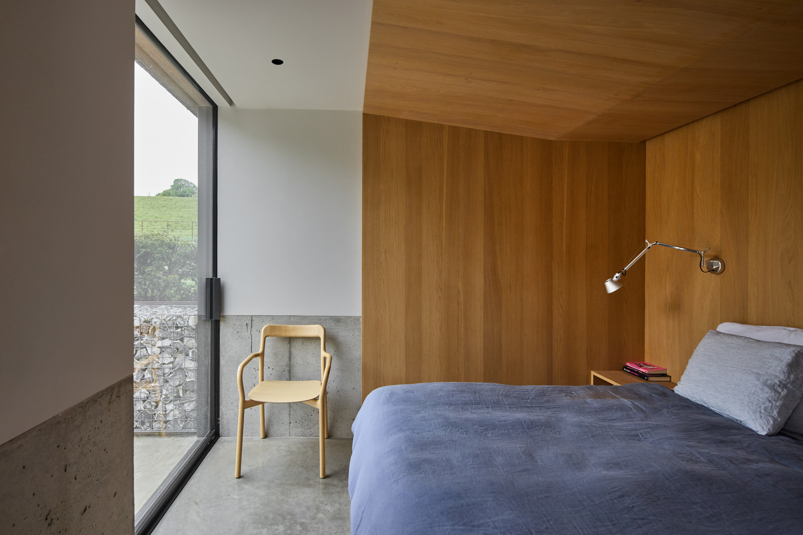 chambre minimaliste baie vitrée sol béton ciré murs bois chambre minimaliste baie vitrée sol béton ciré murs bois