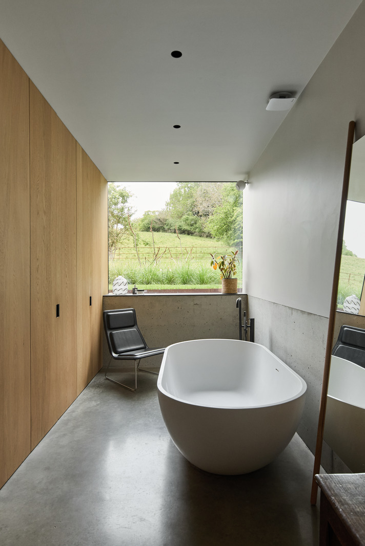 salle de bain design avec baignoire îlot sol béton ciré picture window salle de bain design avec baignoire îlot sol béton ciré picture window