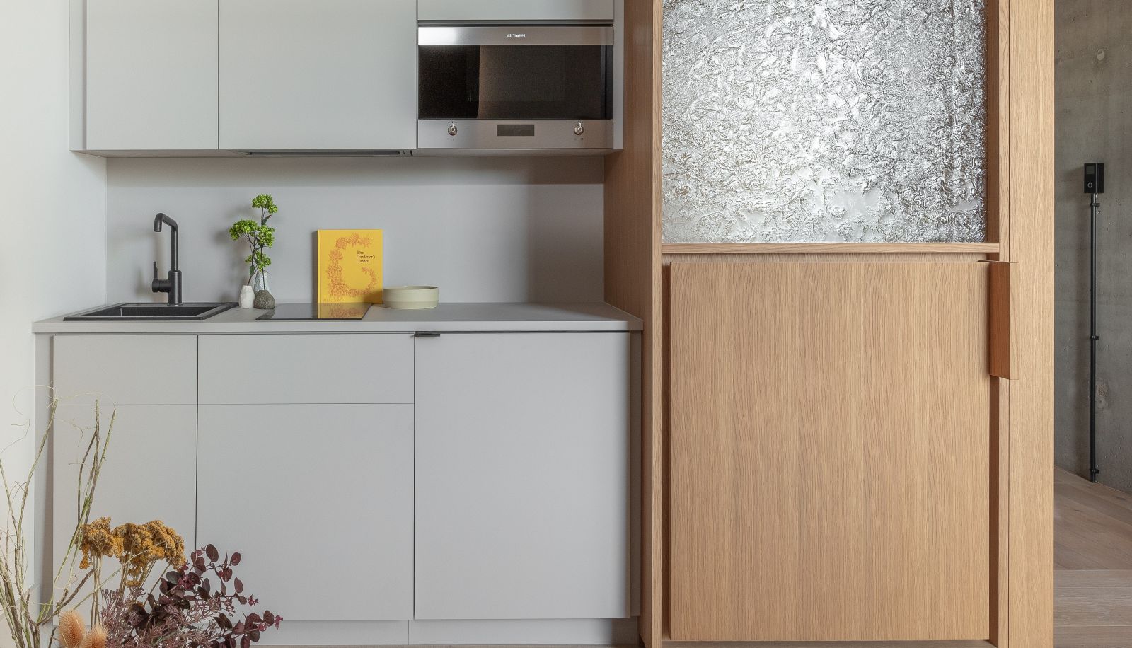 cuisine grise et bois studio design de 22m2 décoration contemporaine cuisine grise et bois studio design de 22m2 décoration contemporaine