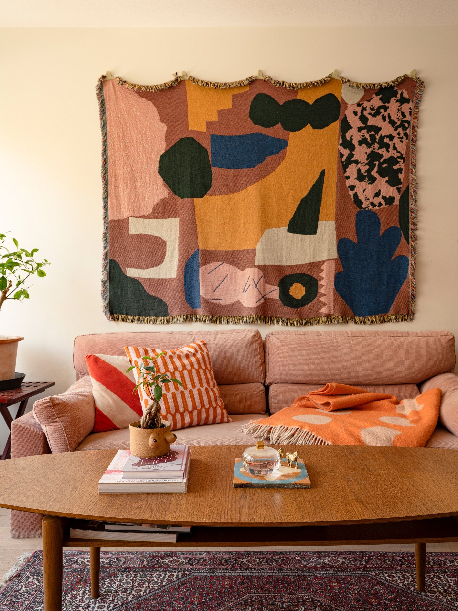 salon avec canapé velours rose décoration scandinave mid-century