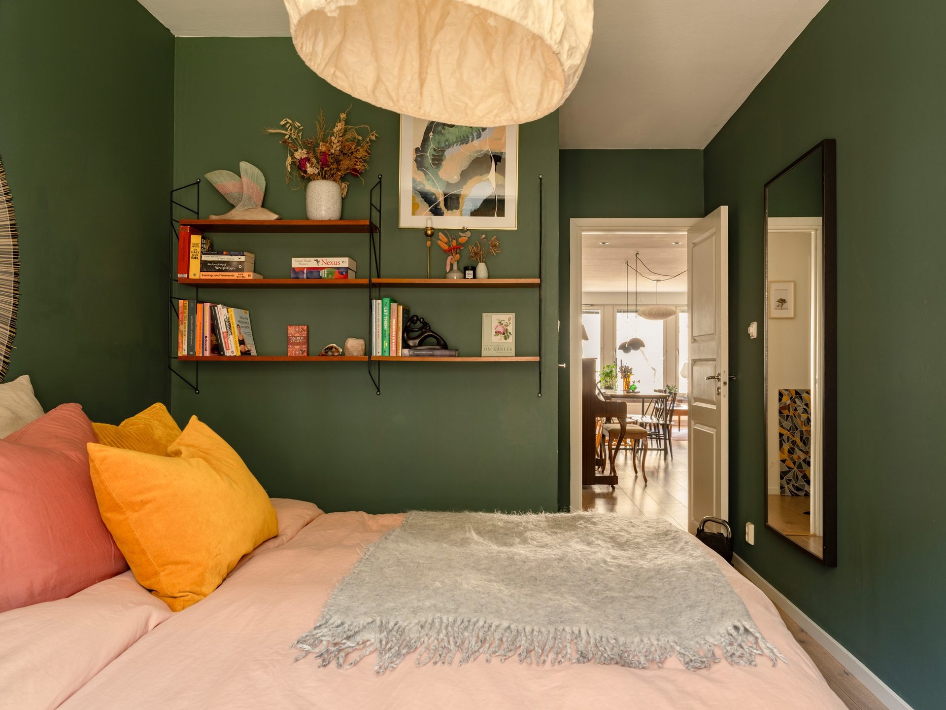 chambre murs verts décoration scandinave