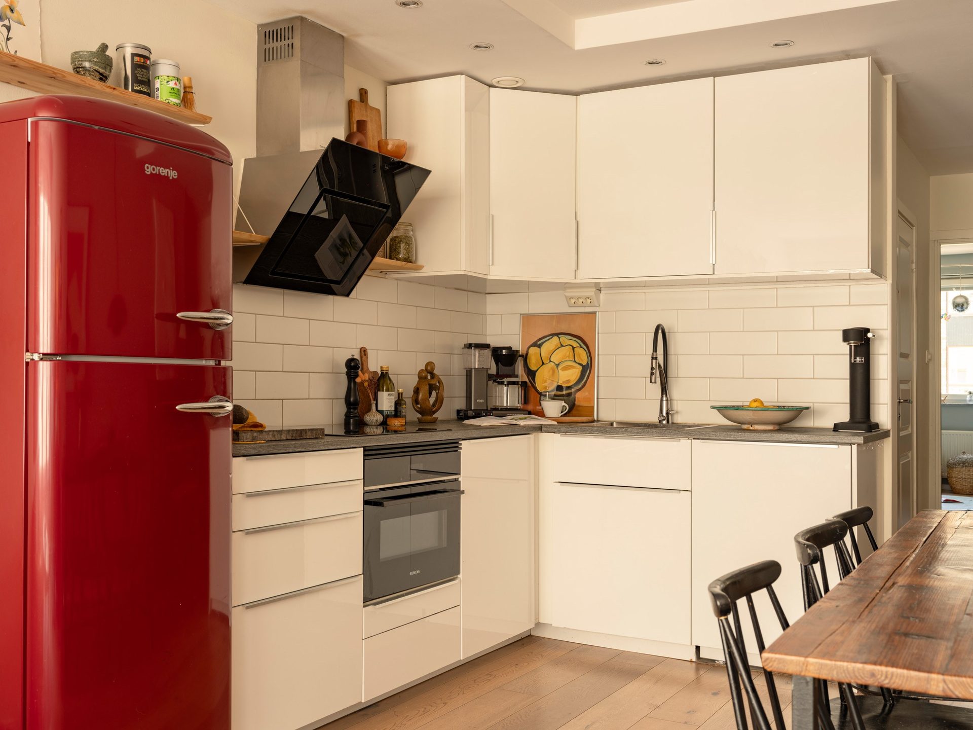 cuisine ouverte frigo rétro rouge et salle à manger décoration scandinave mid-century