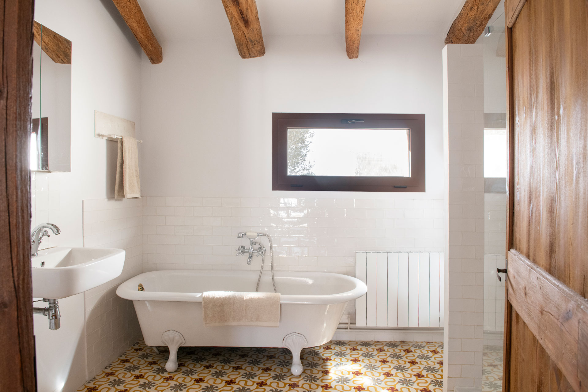 salle de bain rétro avec poutres décoration rustique chic maison de village catalane Casa Maltesa salle de bain rétro avec poutres décoration rustique chic maison de village catalane Casa Maltesa