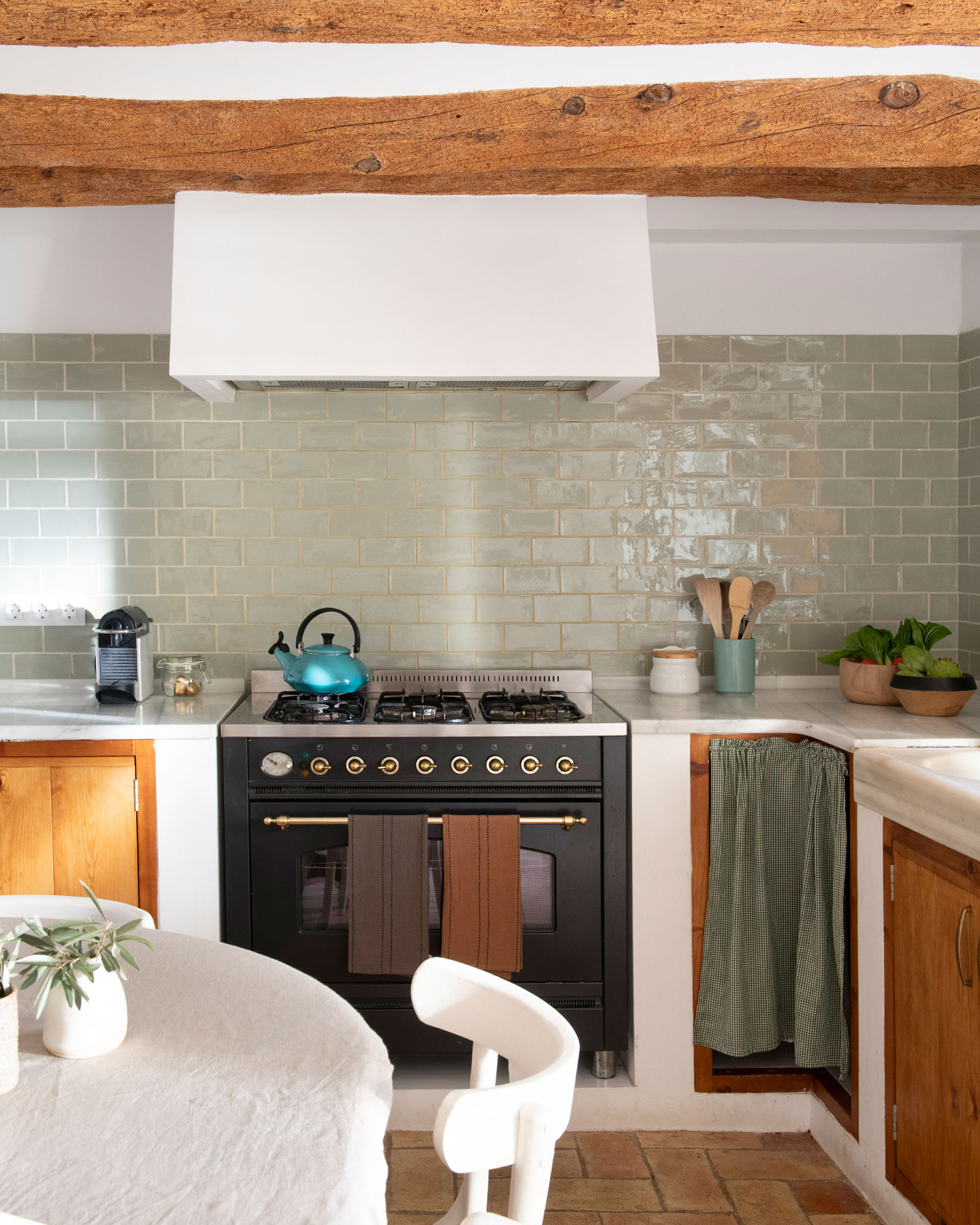 cuisine avec poutres décoration rustique chic maison de village catalane Casa Maltesa cuisine avec poutres décoration rustique chic maison de village catalane Casa Maltesa