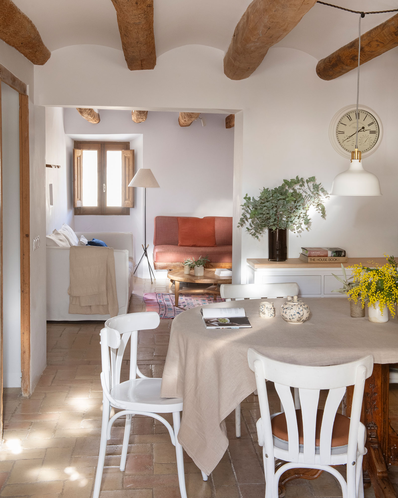 cuisine avec poutres décoration rustique chic maison de village catalane Casa Maltesa cuisine avec poutres décoration rustique chic maison de village catalane Casa Maltesa