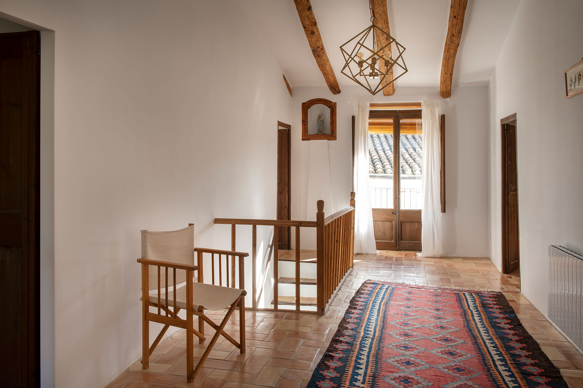 palier avec poutres décoration rustique chic maison de village catalane Casa Maltesa palier avec poutres décoration rustique chic maison de village catalane Casa Maltesa