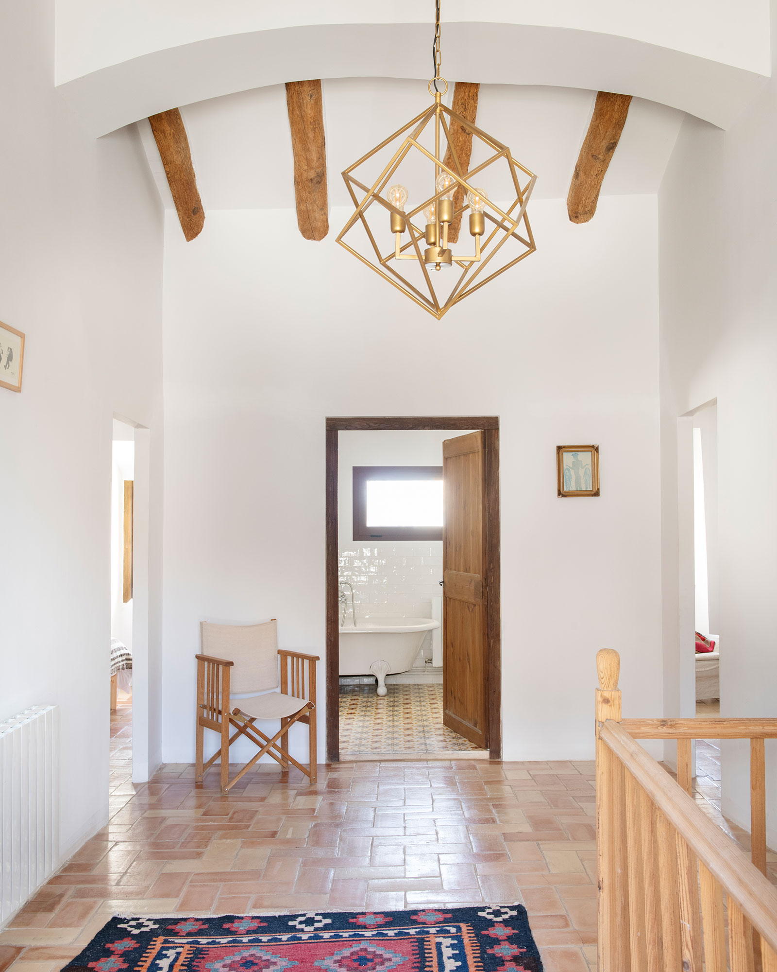 palier avec poutres décoration rustique chic maison de village catalane Casa Maltesa palier avec poutres décoration rustique chic maison de village catalane Casa Maltesa