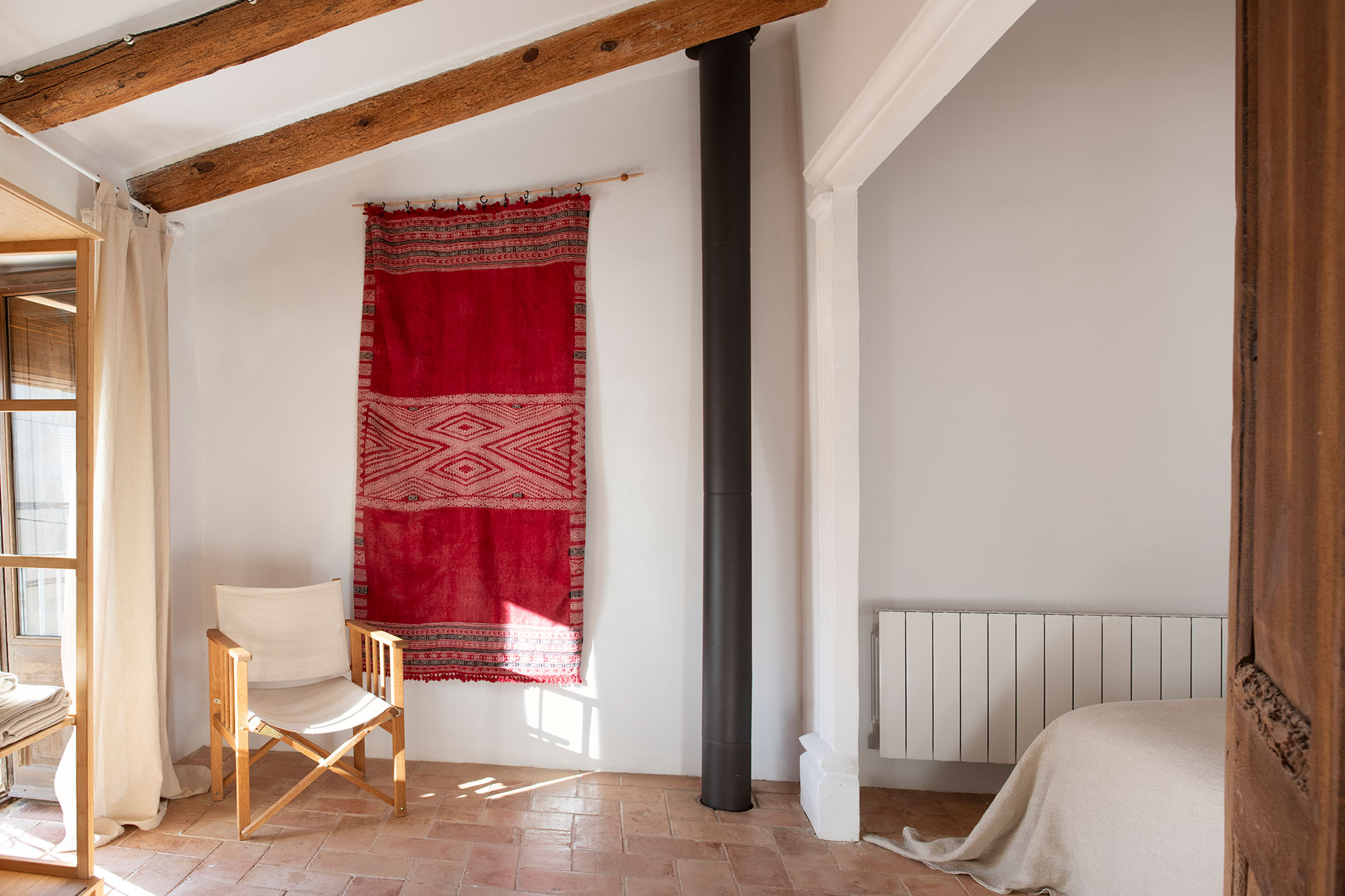 chambre avec poutres décoration rustique chic maison de village catalane Casa Maltesa chambre avec poutres décoration rustique chic maison de village catalane Casa Maltesa