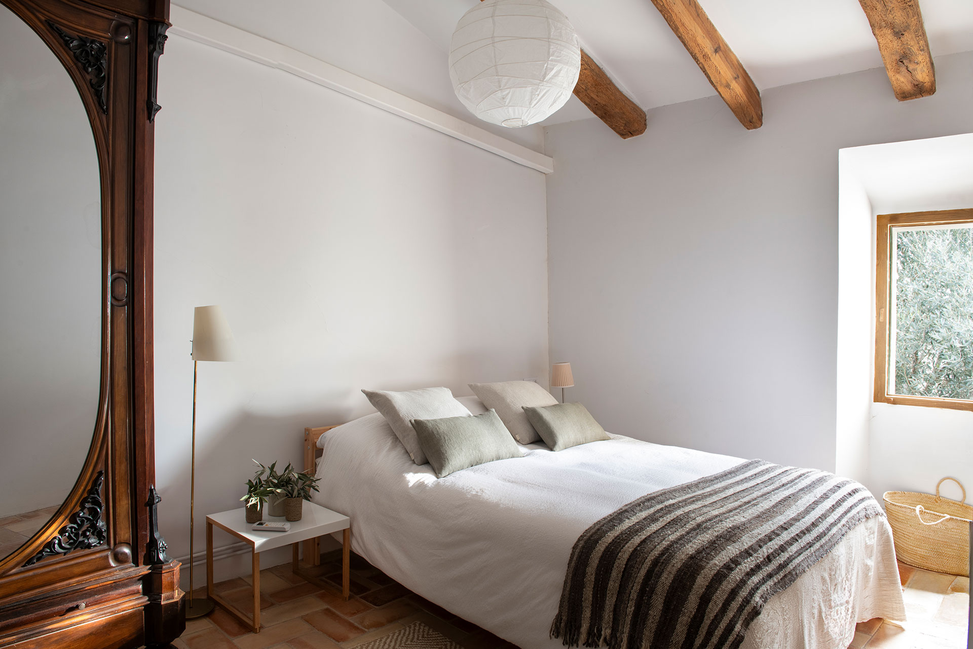 chambre avec poutres décoration rustique chic maison de village catalane Casa Maltesa chambre avec poutres décoration rustique chic maison de village catalane Casa Maltesa