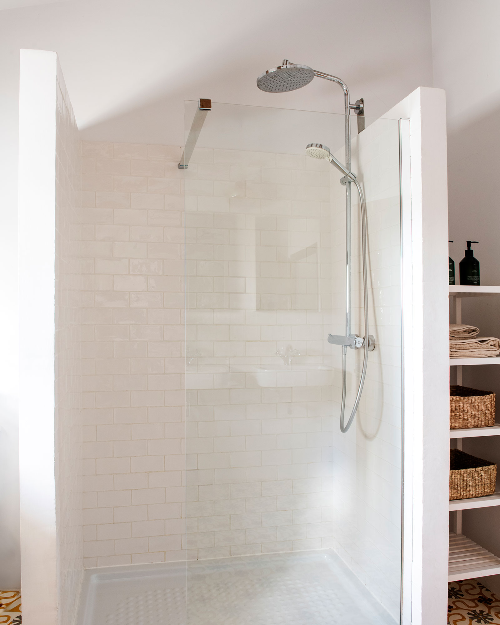 salle de bain rétro avec poutres décoration rustique chic maison de village catalane Casa Maltesa salle de bain rétro avec poutres décoration rustique chic maison de village catalane Casa Maltesa